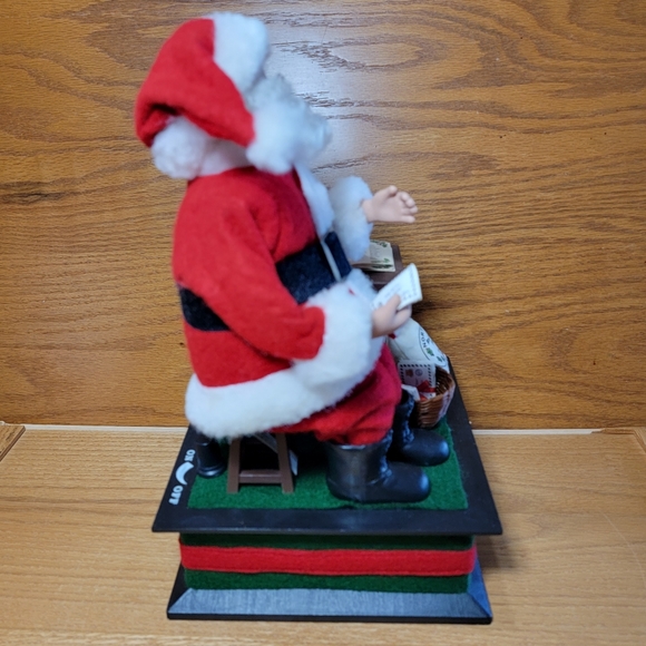 Musical Santa Figure Holiday Scene Christmas Crestone's Christmas Family 1990 - Picture 3 of 16